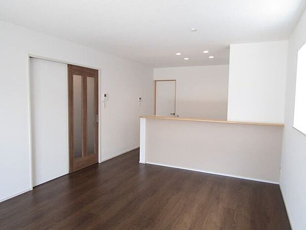 人気の対面式キッチンなので、家事をしながらご家族ともコミュニケーションが取れますよ♪