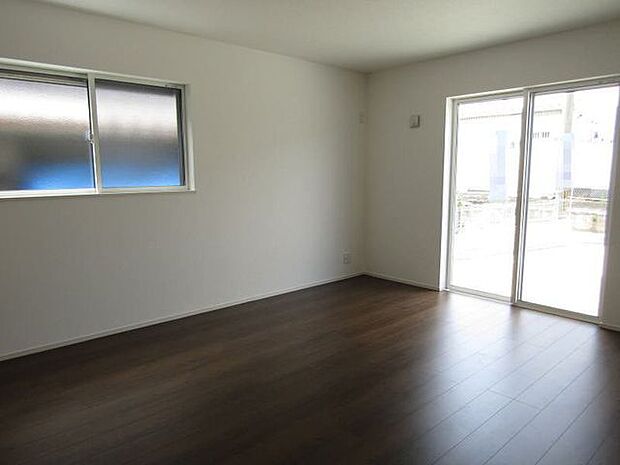 16帖のリビングは家具を置いてもゆとりのある空間になります。自然と家族が集まる空間になりますね♪