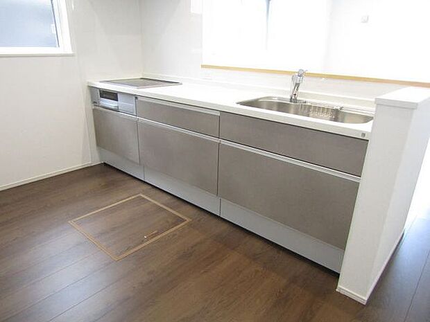 奥にしまったものもサッと取り出せるスライド収納。スペースを無駄なく使えます。