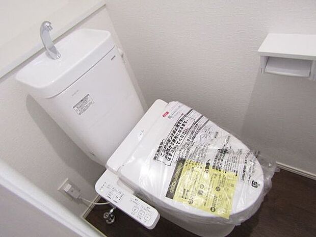 シャワートイレ機能のついたお手洗い。2階にもお手洗いがあります。