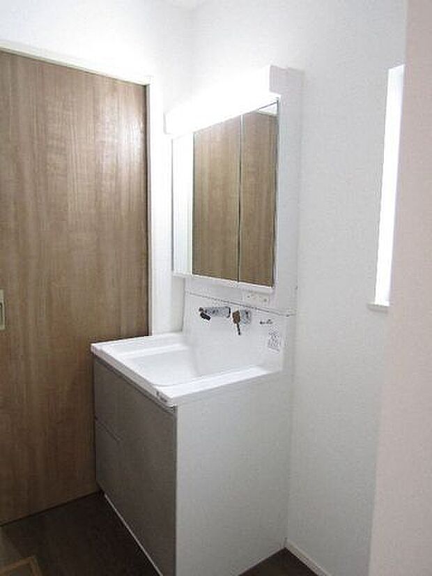 ゆとりの洗面スペースで朝の身支度もスムーズに！三面鏡の裏側には収納棚を確保。メイク用品や洗顔小物をスッキリ収納できます！