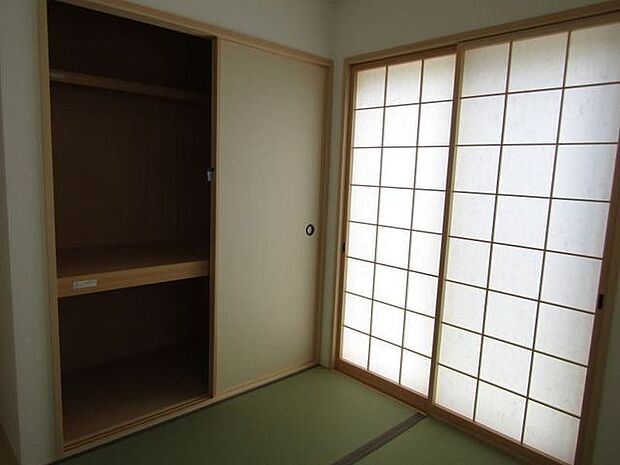 和室にも収納スペースをしっかり確保。一部屋あると何かと重宝する和室は客間としても使用できますよ♪