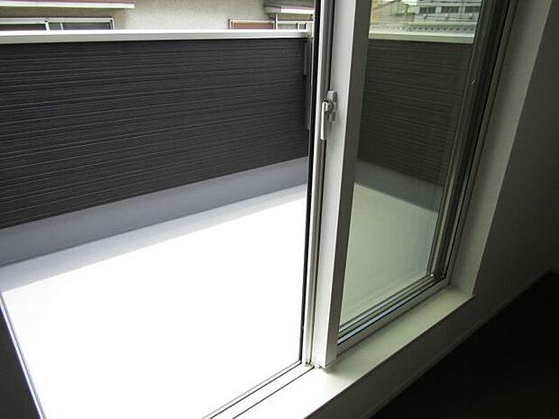 明るく温かい光が差し込む南向きのバルコニーです。お洗濯物もからっとよく乾きそうですね。