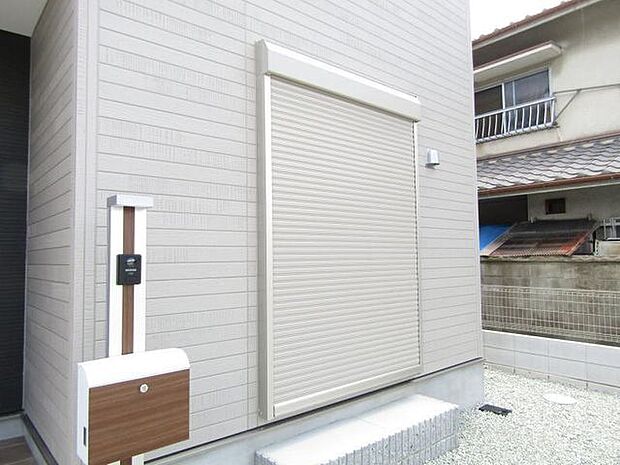 シャッター付。台風などの大雨や防風から住宅を守り、空き巣から狙われにくく防犯面にも効果があります。