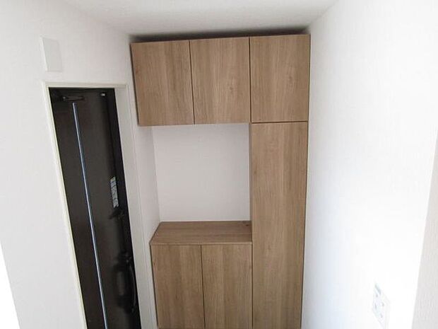 ご家族分の靴をすっきり収納できるシューズボックスを設置しています。