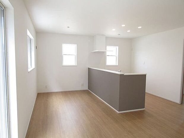 人気の対面式キッチンなので、家事をしながらご家族ともコミュニケーションが取れますよ♪