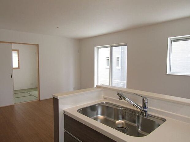 16帖のリビングは家具を置いてもゆとりのある空間になります。自然と家族が集まる空間になりますね♪