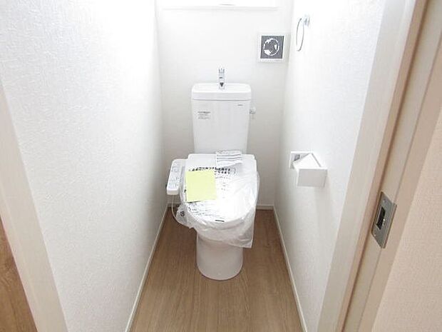 シャワートイレ機能のついたお手洗い。2階にもお手洗いがあります。