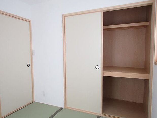 和室にも収納スペースをしっかり確保。一部屋あると何かと重宝する和室は客間としても使用できますよ♪