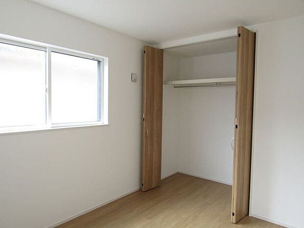 すべての居室に収納スペースがあるので、お家の中をすっきり整理できます♪