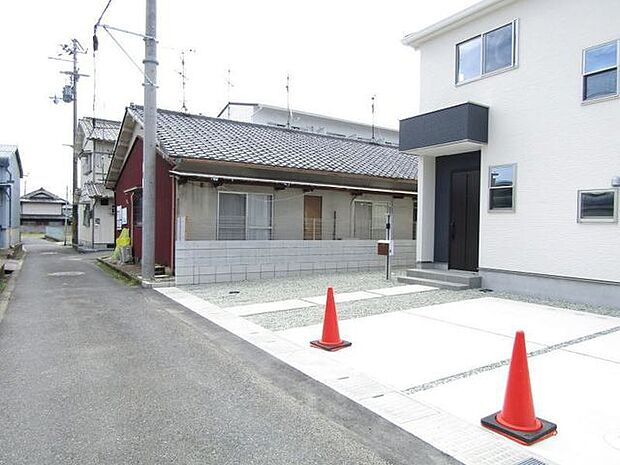 現地(2025年6月)撮影◆2台分のカースペースを確保!スペースに余裕があるとお客様が来られた時も安心ですね。