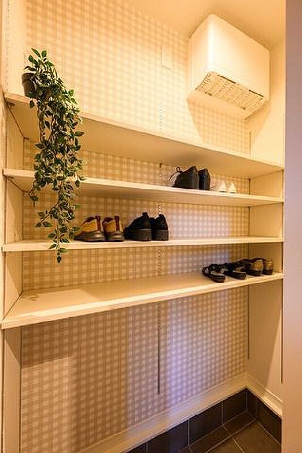ご家族分の靴をすっきり収納できるシューズボックスを設置しています。