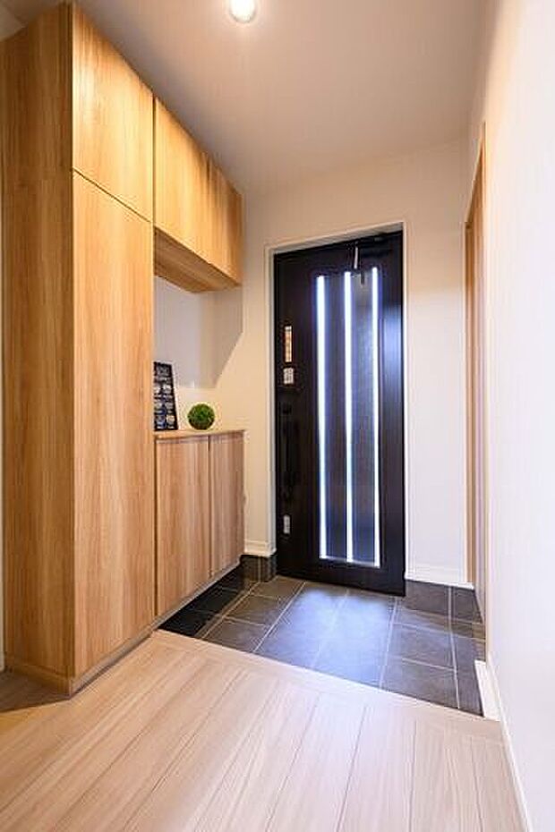 清潔感のある落ち着いた雰囲気の玄関です。安らぎに満ちた空間がここから始まります。