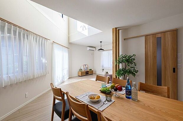 敷地形状を活かした、個性的な空間に仕上げたLDK。他とは少し違った空間で、個性的で、自分らしい暮らしができます。