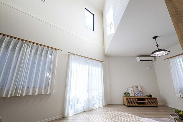 リビング上部は吹抜けになっており開放感たっぷりです!沢山の陽光を取り込んで明るい印象です!