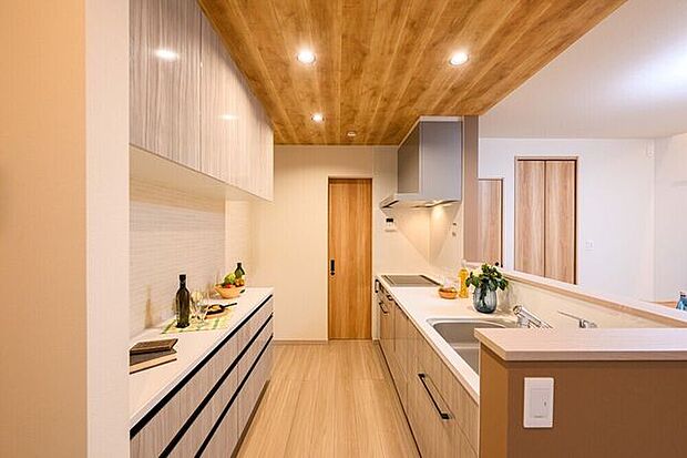 キッチン背面のカップボードは収納力も抜群!食器はもちろん、調味料や食材のストックなどを収納しておくことができます。