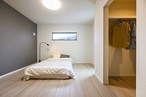 2階の主寝室は広さ8.2帖で、ウォークインクローゼットが併設されているほか、バルコニーに直結で外の景色や風を楽しむことができるリラックス空間です。