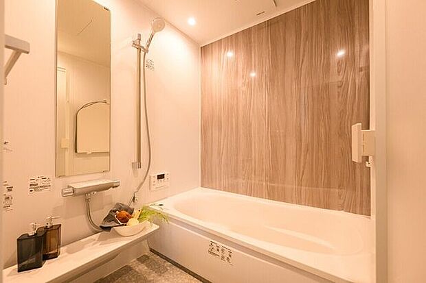 広々バスルーム。お仕事帰りの疲れた夜もゆったりバスタイムをお送りください