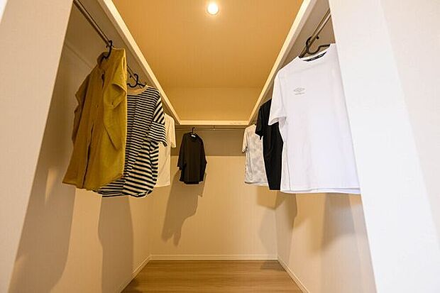 ウォークインクローゼット完備。その他洋室にも充実した収納があり、広いお部屋でスッキリした毎日が送れます。