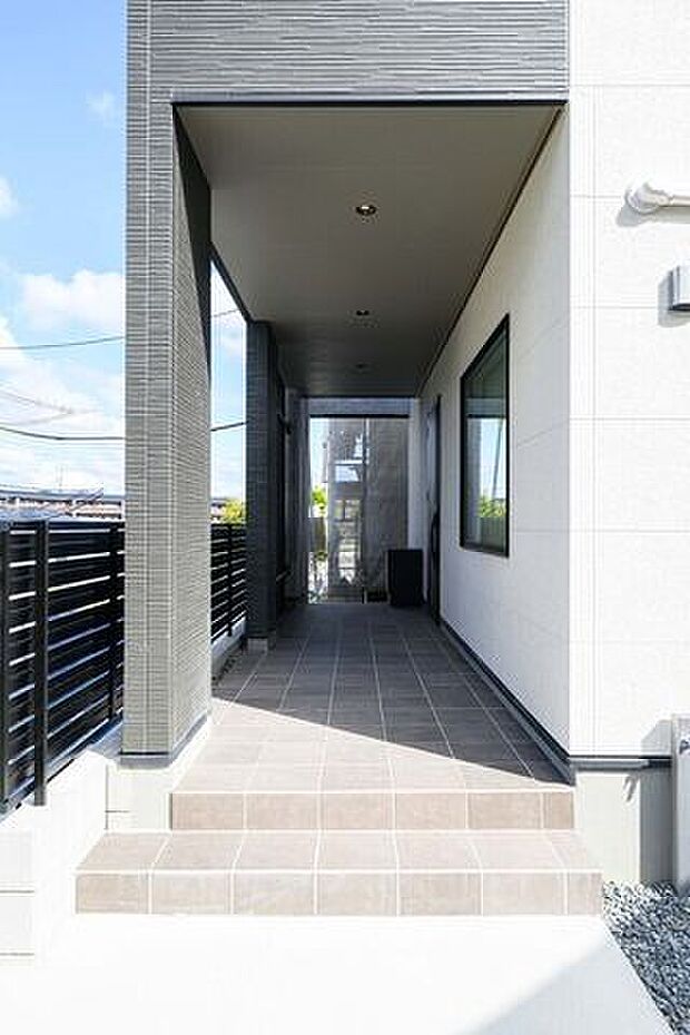 玄関ポーチに屋根を設置することで、雨に濡れることなく快適に出入りできるようになります。