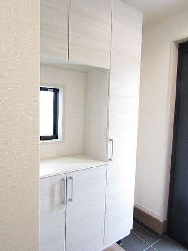 ご家族分の靴をすっきり収納できるシューズボックスを設置しています。