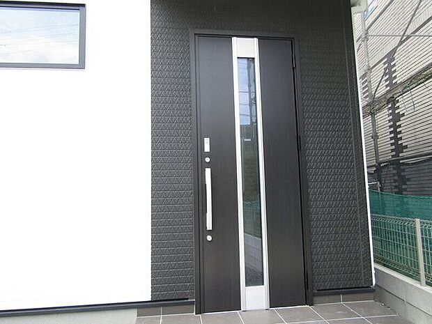 電気施錠の玄関ドア。セキュリティ性が高く、手がふさがっている時にも鍵の開閉が楽ちんです♪