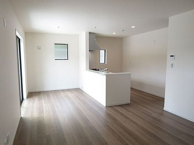 人気の対面式キッチンなので、家事をしながらご家族ともコミュニケーションが取れますよ♪