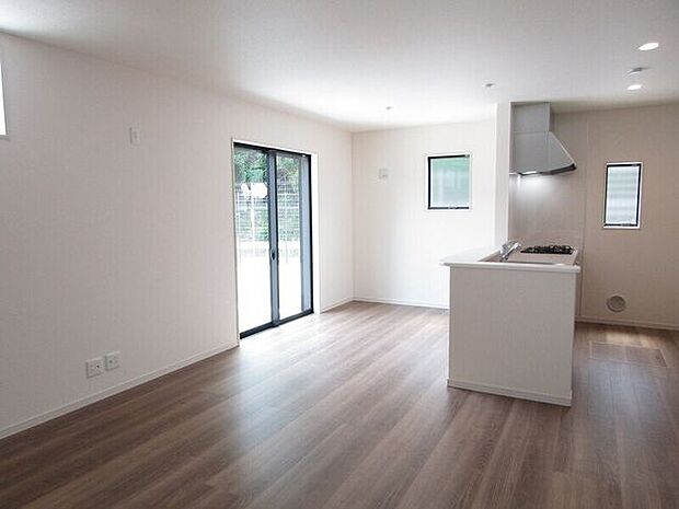 みんなが集い、食事と楽しい会話が始まる。話に夢中になりすぎて、ついつい時を忘れてしまう。そんな束の間の幸せを感じさせてくれる場所。