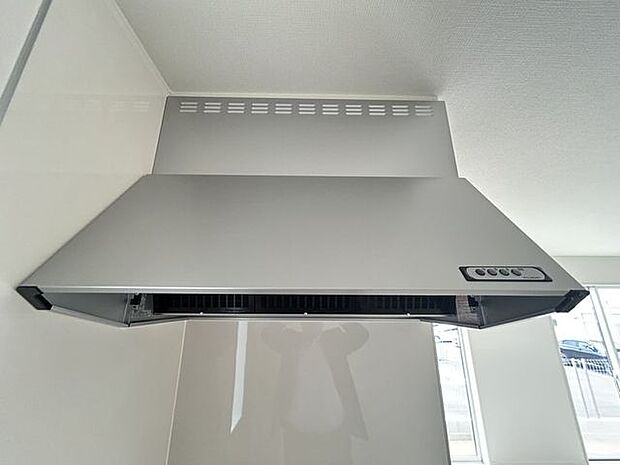 フードが深く煙を集めやすいブーツ型レンジフードです。