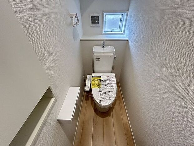 シャワートイレ機能のついたお手洗い。2階にもお手洗いがあります。