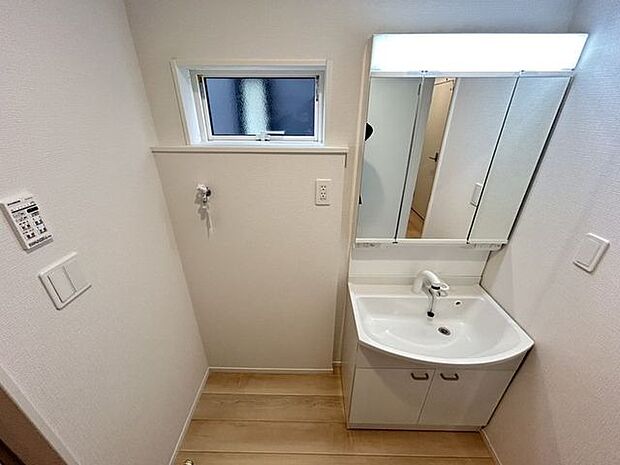 身だしなみのチェックがしやすい鏡。収納力も有り、スッキリとした空間です。