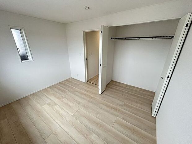 すべての居室に収納スペースがあるので、お家の中をすっきり整理できます♪