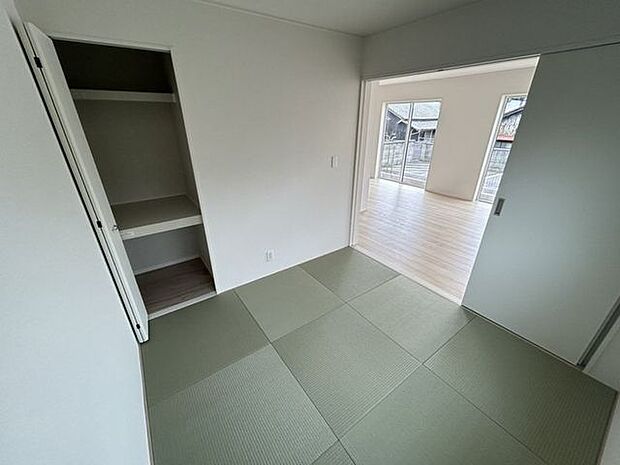 和室にも収納スペースをしっかり確保。一部屋あると何かと重宝する和室は客間としても使用できますよ♪