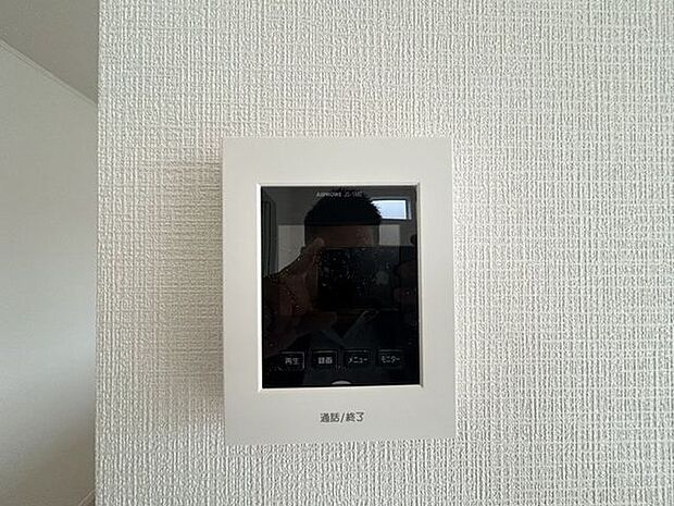 来訪者が一目でわかるモニター付きインターホン。お子様のお留守番も安心ですね。