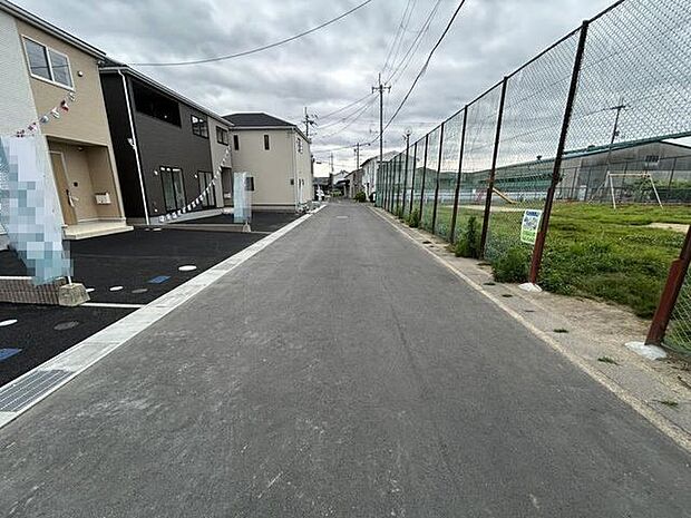 道幅6mと広いのでお車で出入りしやすく車同士のすれ違いもスムーズです!徒歩で外出されるときも安心