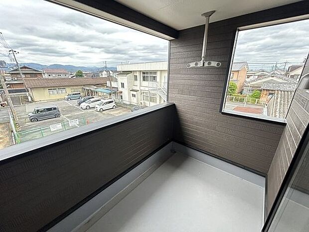 大きなバルコニーは屋根付きです。雨天時もお洗濯物が干せる人気のインナーバルコニーは急な雨でも安心!