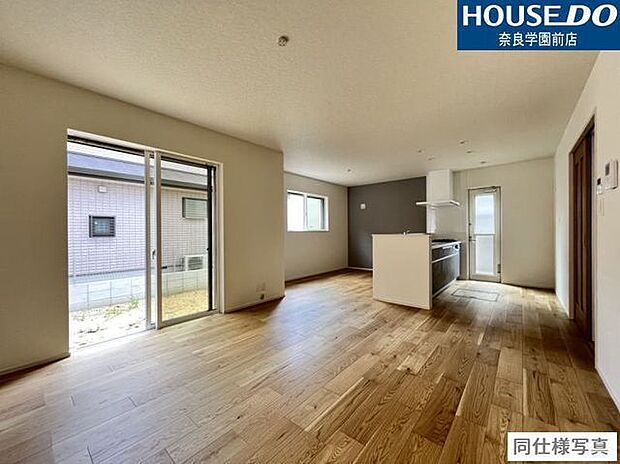 LDKには大きな窓からたくさんの光が入り、明るく、開放的な空間を演出してくれます。