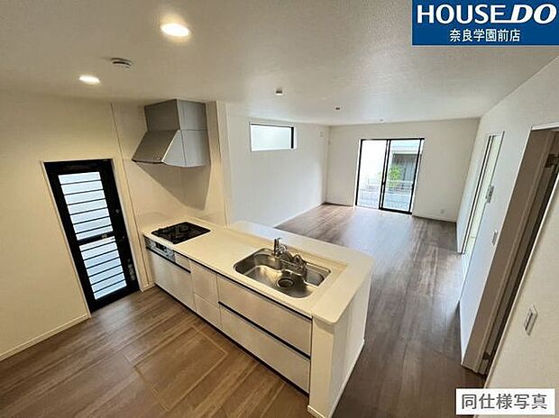 オープンでのびやかな空間を生み出す広々としたLDK。ご家族・ご友人との時間を大切にした住空間です。