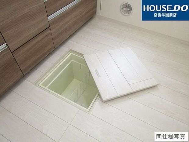 床下収納へは保存食や使用頻度の低い物をたっぷりとしまえます♪