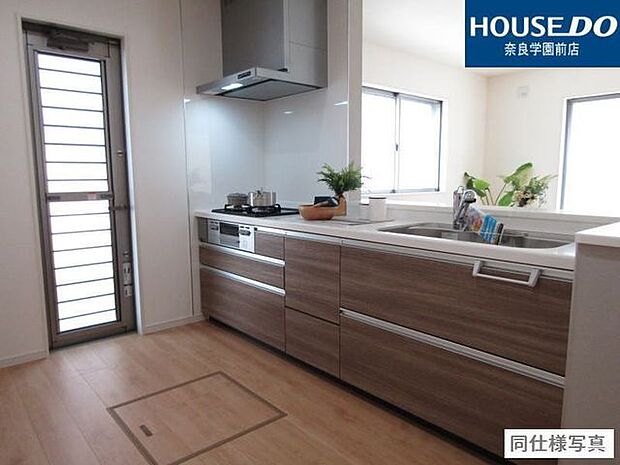 奥にしまったものもサッと取り出せるスライド収納。スペースを無駄なく使えます。