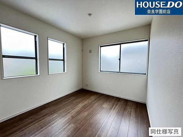 光を取り入れながら、家具も置きやすい高さの窓。お部屋のレイアウトの幅がぐっと広がります。