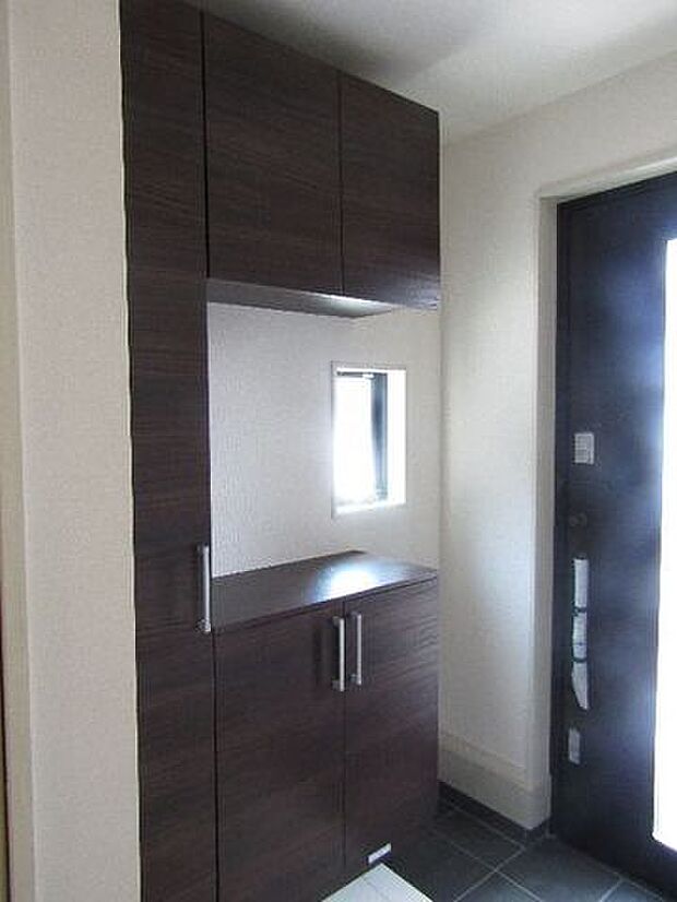 ご家族分の靴をすっきり収納できるシューズボックスを設置しています。