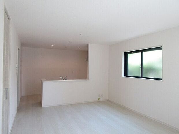 人気の対面式キッチンなので、家事をしながらご家族ともコミュニケーションが取れますよ♪