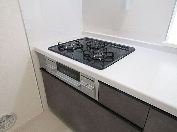 同時並行で調理しやすい3口コンロ。お料理を同時にすすめることができ、料理時間の短縮にもなります。