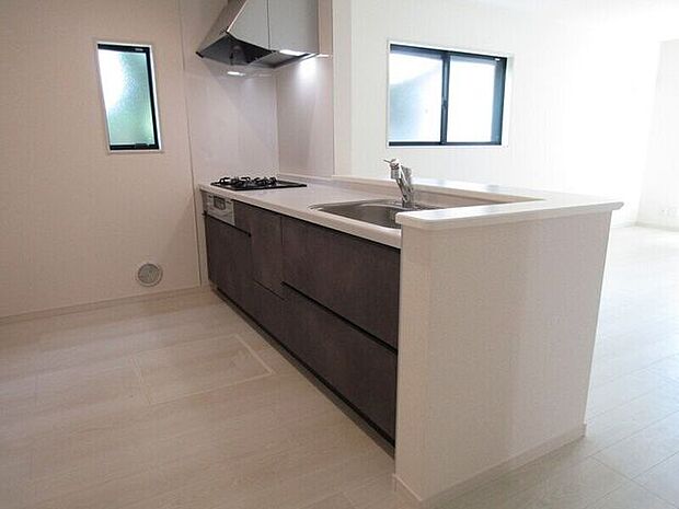 スライド式収納には、深い鍋や大きなフライパンもしっかり収納でき、キッチンを広く使用できます。