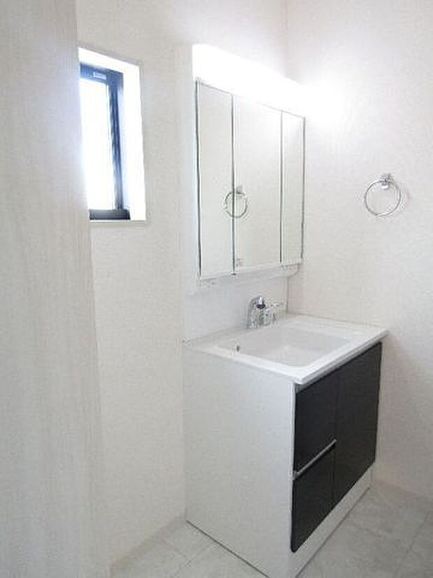 お掃除に便利なハンドシャワー付き！足元の収納には日用品のストックが可能です♪