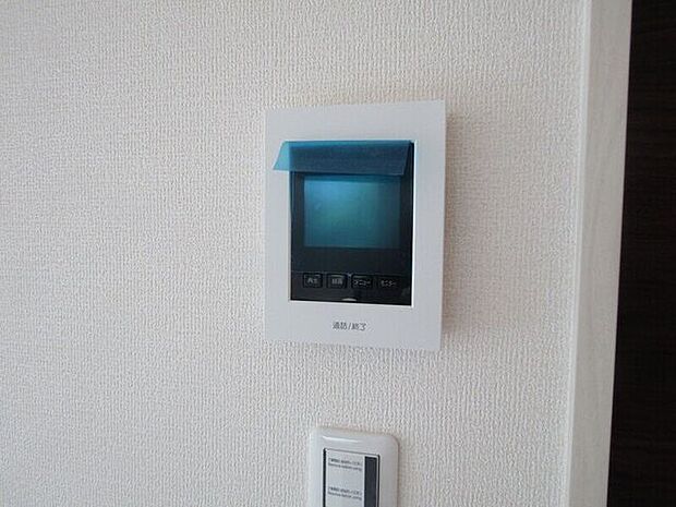 来訪者が一目でわかるモニター付きインターホン。お子様のお留守番も安心ですね。