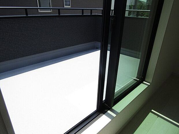 広々バルコニーはお布団などの大きな洗濯ものもまとめて干せますね♪