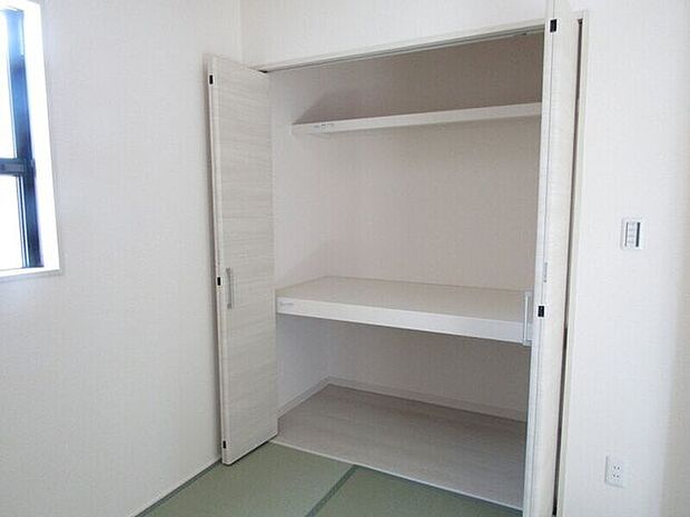 和室には広々とした押入れがあり、布団やお子様の荷物、季節の収納にも最適。暮らしの中で柔軟に使える収納スペースです。
