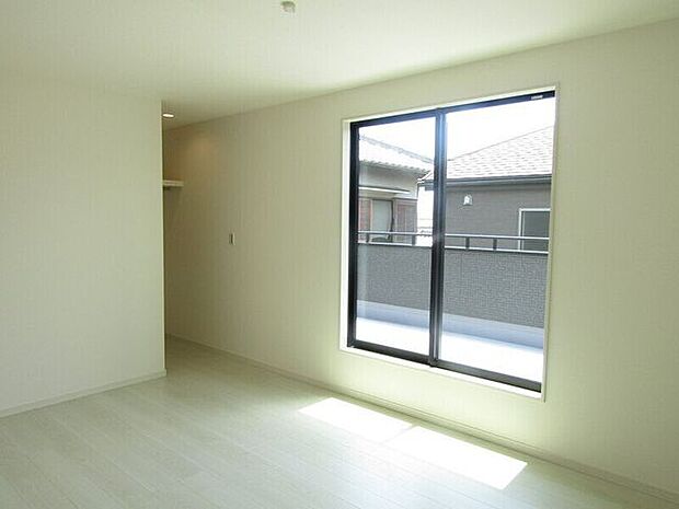 大きな窓からお陽さまの光やさわやかな風をたっぷりとりこめます。室内はいつも明るい印象なので気持ちの良い朝を迎えられ毎日の生活も明るくなりそう。